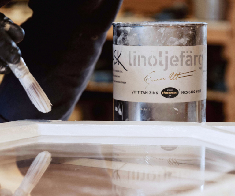 Ask maler med stø hånd og gjør det pent med én gang. Det er viktig at det males litt utenfor kittkanten. Foto: Marlen Langeland Hagen