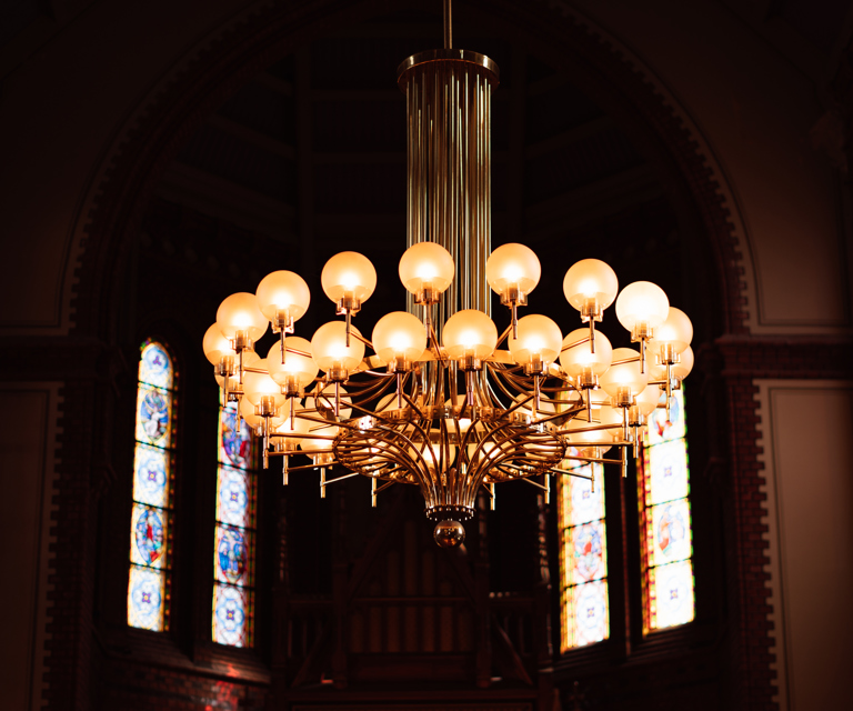 Lysekrone-i-en-gammel-kirke-Foto:-Bygg-og-Bevar