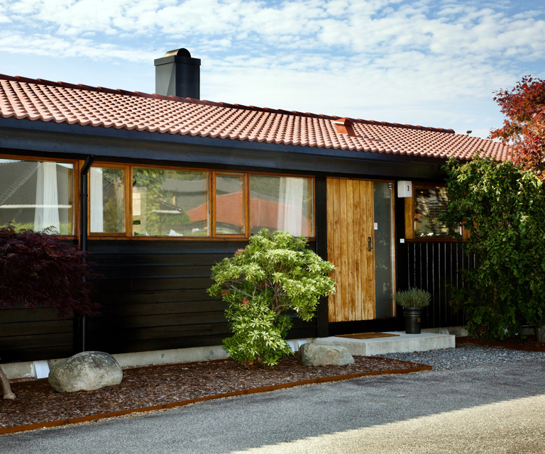 Fasaden på huset fra 1969, tegnet av arkitektene Ingeborg og Knut Hoem. Det originale uttrykket er bevart, samtidig som familien har satt sitt preg på boligen. 