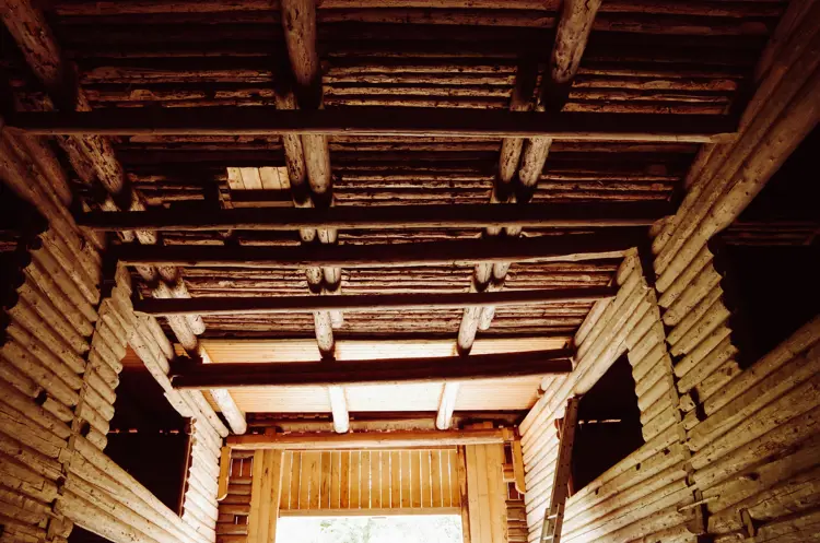 De to laftede seksjonene av låven på Våle prestegård. Foto Per Øyvind Berg