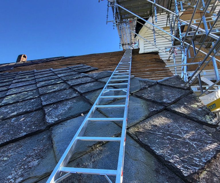 Hele skifertekkingen tas ned. Sperrer og undertak sjekkes for råte.