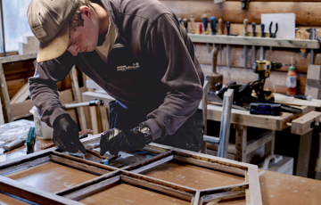 Tømrer Ask har restaurert og satt i stand vinduene på Sandsøy kirke – et grundig arbeid i tråd med tradisjonelle metoder. Foto: Bygg og Bevar