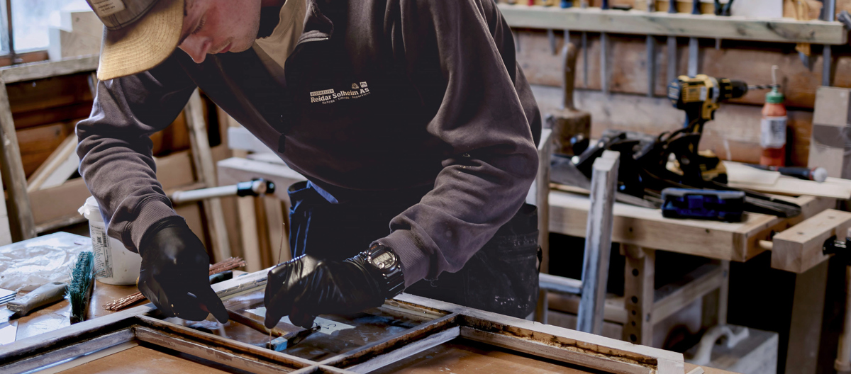 Tømrer Ask har restaurert og satt i stand vinduene på Sandsøy kirke – et grundig arbeid i tråd med tradisjonelle metoder. Foto: Bygg og Bevar