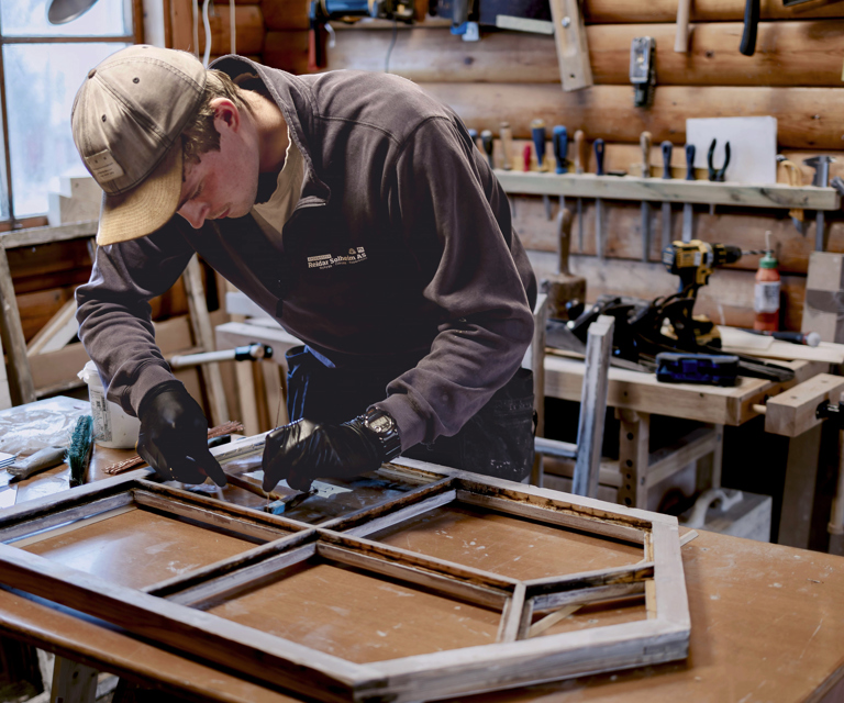 Tømrer Ask har restaurert og satt i stand vinduene på Sandsøy kirke – et grundig arbeid i tråd med tradisjonelle metoder. Foto: Bygg og Bevar