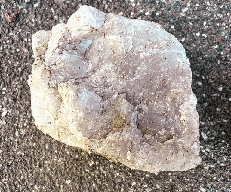 Kvarts er blant de vanligste mineralene på jorden. De finnes i flere ulike farger, dette er en hvit variant som ofte kalles melkekvarts. Kvarts har et stort anvendingsområde - blant annet til fremstilling av vannglass som er bindemiddelet i silikatmaling. Foto: Bygg og Bevar