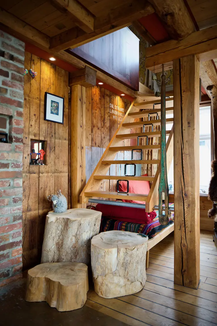 Ny trapp binder huset sammen. Nå kan de gå opp til andre etasje uten å gå ut. De nederste trinnene er avsagde trekubber. Foto: Lise Bjelland