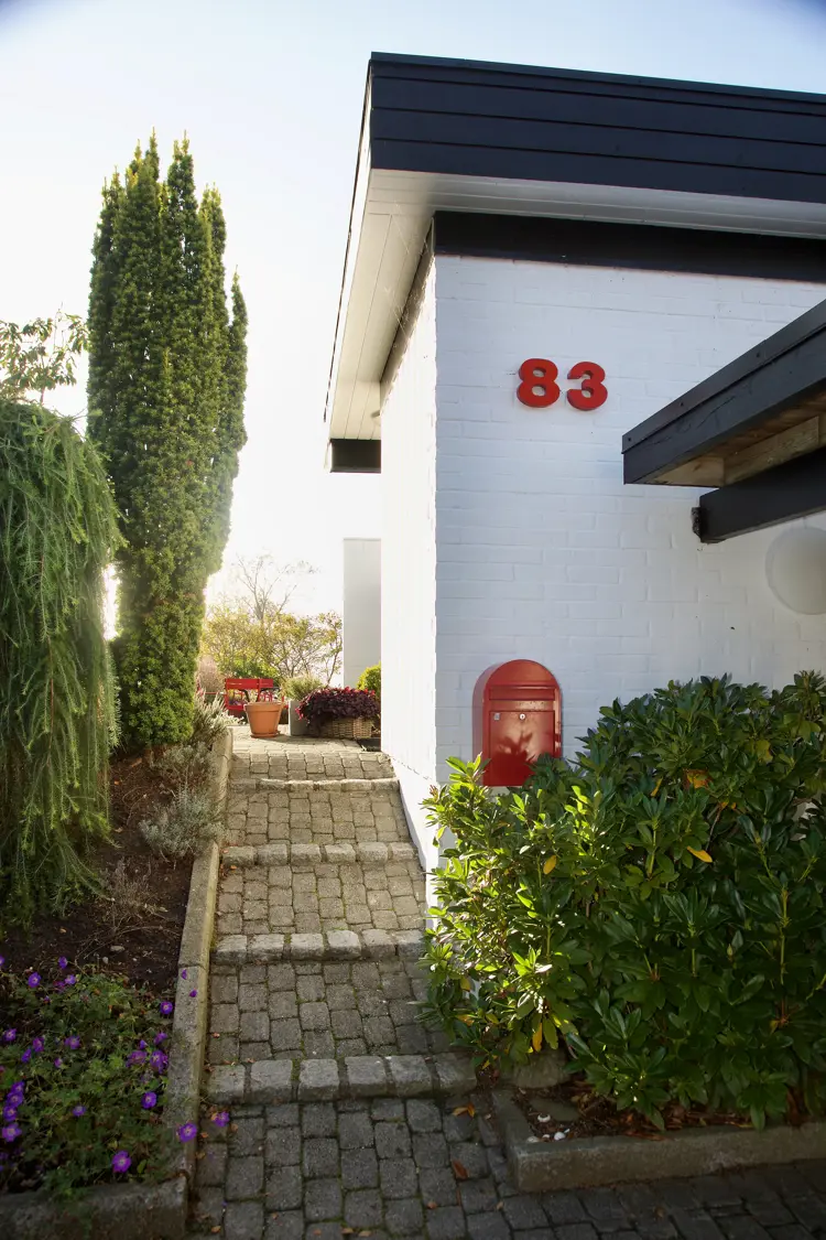 Inngangspartiet til Arne Næsheim sitt hjem – her ønskes du velkommen med åpne armer. Foto: Lise Bjelland