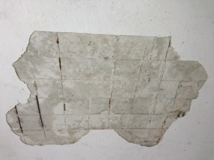 Sprekker i betonggulv og rusten armering Foto Per Øyvind Berg