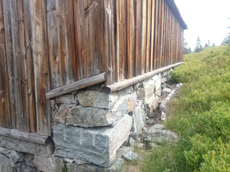 Fundament i naturstein på en låve Foto Per Øyvind Berg