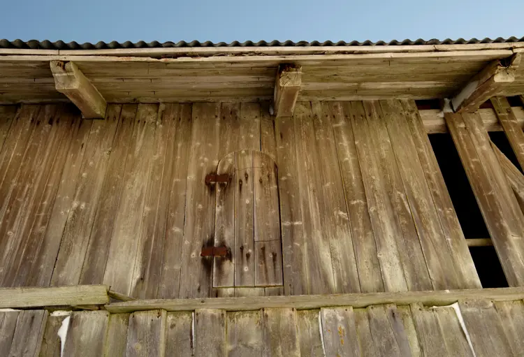 Detaljer på en låvevegg Foto Per Øyvind Berg