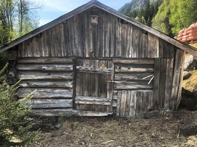 Smia fra 1858 på gården i Gol er nå demontert for restaurering.